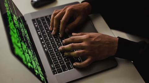 Ilustrasi seorang yang sedang mengetik kode perintah Linux di terminal laptop.